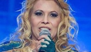 Cantora Joelma leva cantada de repórter de rádio e fica numa saia justa