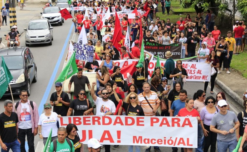 Estudantes e servidores da Educação tomam Fernandes Lima contra medidas de Bolsonaro