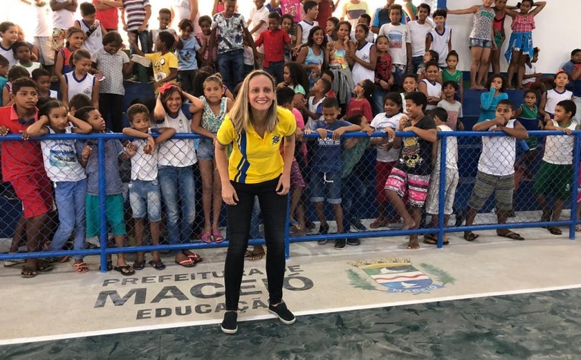 Bicampeã olímpica de vôlei, Fabi Alvim visita escolas municipais de Maceió