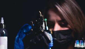 Mulheres ocupam cada vez mais espaço no universo das tatuagens