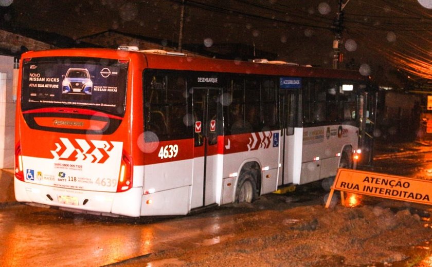 Ônibus erra desvio de obras e atola na Santa Lúcia