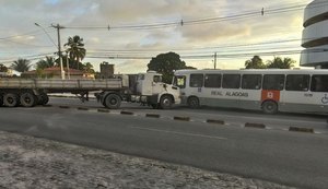 Carreta invade contramão na Via Expressa e atinge ônibus; ninguém se feriu