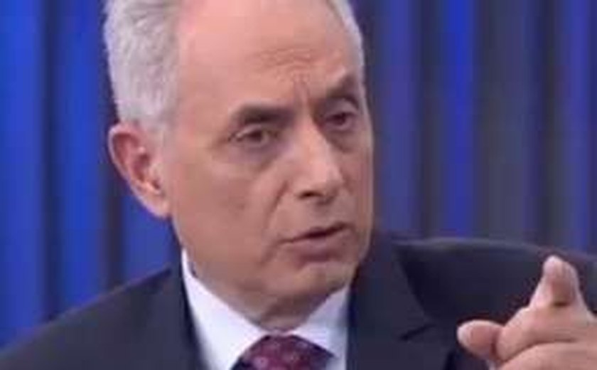 William Waack 'perde a cabeça' ao vivo e briga até com telão