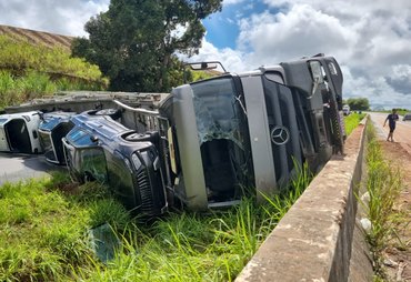 Tombamento de caminhão-cegonha bloqueia BR-101 em Alagoas