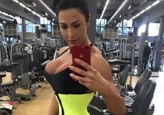 Gracyanne Barbosa choca com cintura finíssima: 'Uso cinta de 6h a 8h por dia'