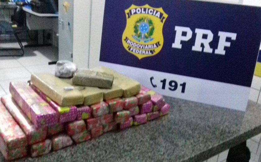 Passageiro de ônibus abordado pela PRF é detido com 25 kg de maconha