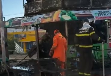 Lanchonete é atingida por incêndio durante madrugada em Arapiraca