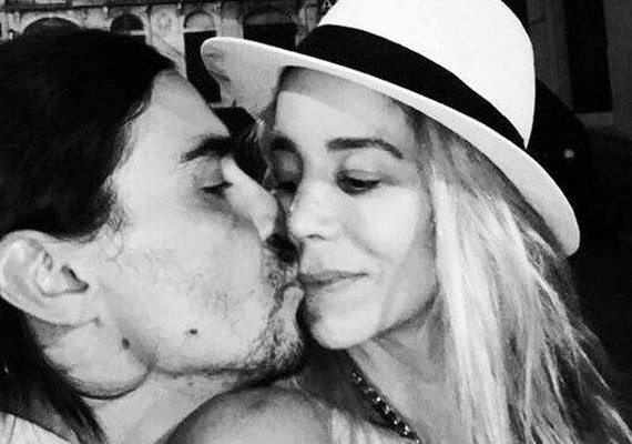 André Gonçalves e Danielle Winits se casam em cartório no Rio de Janeiro