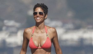 Aos 50 anos, Halle Berry mostra curvas com clique sensual de lingerie