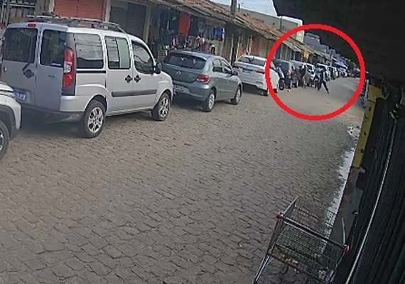 Jovem é vítima de tiros à queima-roupa na feirinha do Jacintinho, em Maceió