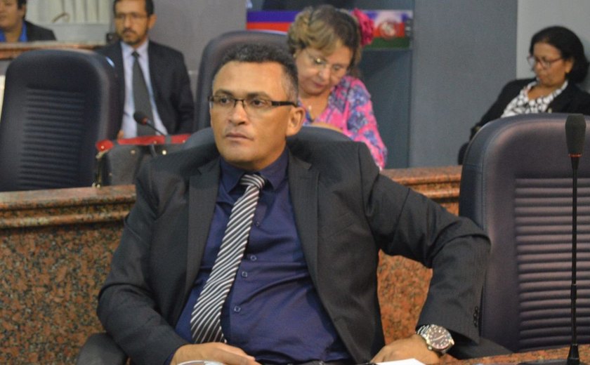 Vereador Luciano Marinho exige nomeação de esposa na Câmara de Maceió