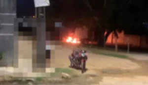 Carro é atingido por incêndio criminoso em Arapiraca