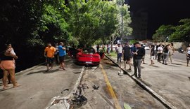 Motorista de carro de luxo foge após atropelar pedestre e bater contra árvore em Arapiraca