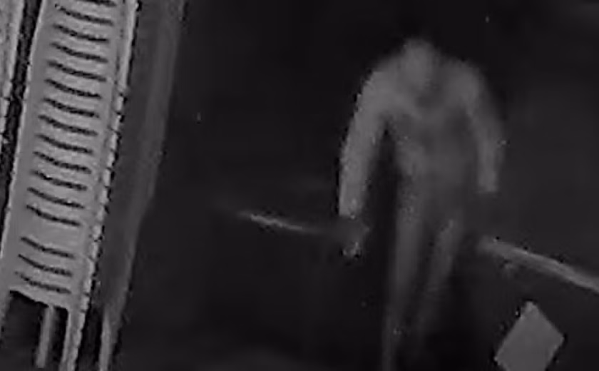 Ladrão vestindo apenas calcinha e blusa furta bebidas em bar na Zona Sul de SP