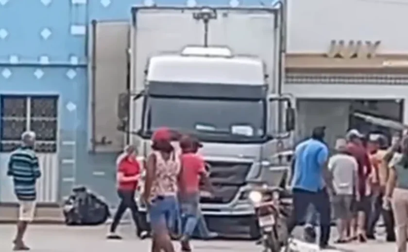 Desgovernado, caminhão-baú atinge árvore e parede de casa em Batalha