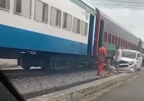 Carro colide com trem após tentar atravessar linha férrea em Rio Largo