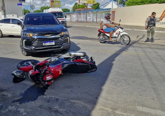 Colisão entre carro e moto deixa motociclista ferido em Arapiraca
