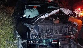 Grave acidente entre dois carros de passeio deixa duas pessoas mortas e uma ferida na AL-220