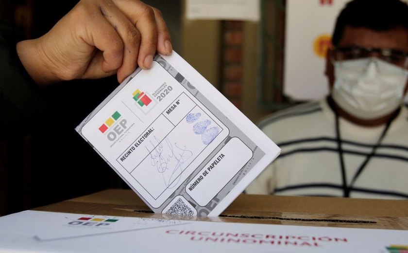Sob clima de desconfiança no resultado, bolivianos escolhem seu novo presidente
