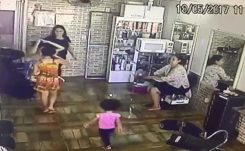 Mãe é detida suspeita de usar filhas de três e 10 anos para furtar celulares