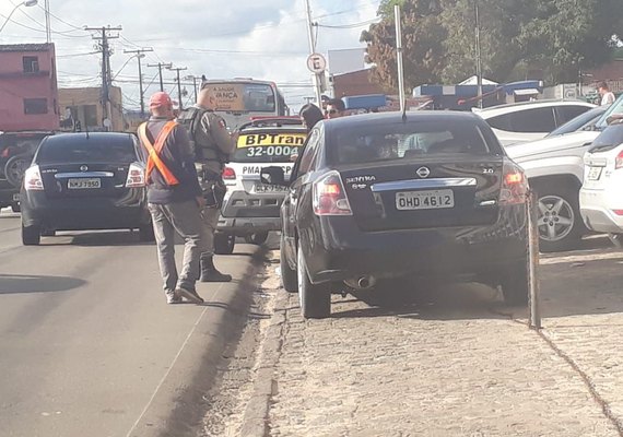 Motoristas são presos e CNHs apreendidas em blitz da Lei Seca