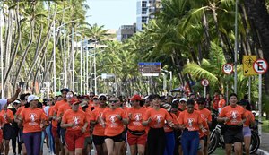 Mulheres das forças de segurança percorrem orla de Maceió para divulgar projeto