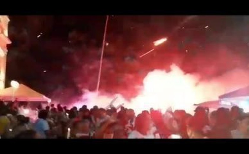 Explosão de fogos de artifício deixa 24 fiéis religiosos feridos em carreata