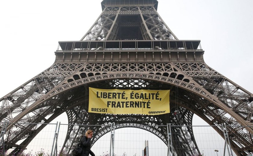 Greenpeace escala Torre Eiffel e gera alerta antes de eleição francesa