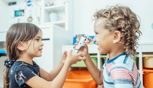 Brincar é fundamental para o desenvolvimento infantil, explica psicanalista