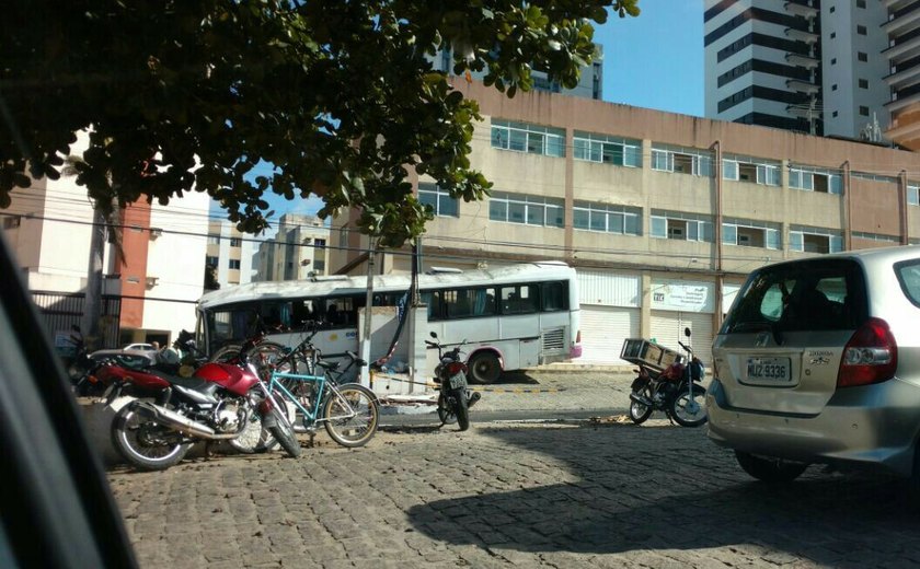 Ônibus desgovernado atinge muro de condomínio residencial no Farol