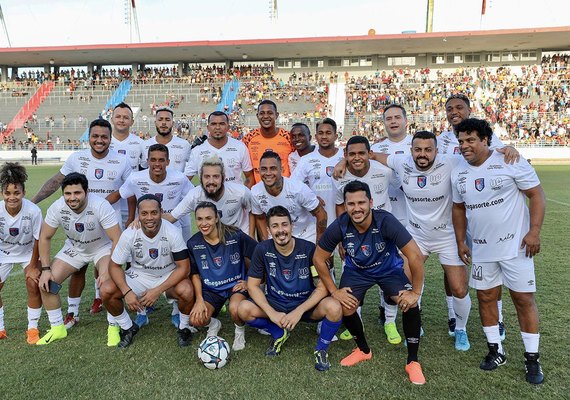 Equipe de Carlinhos Maia e Marta vence time de Ronaldinho Gaúcho no Estádio Rei Pelé