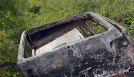 Carro é encontrado totalmente queimado em estrada vicinal de Arapiraca