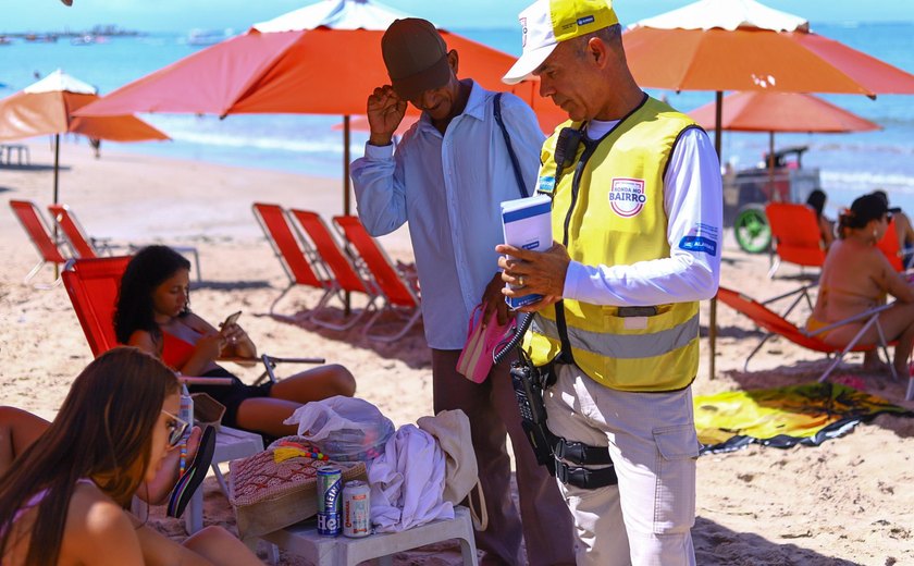 Ronda no Bairro comemora Dia Mundial do Turista com panfletagem na orla de Maceió