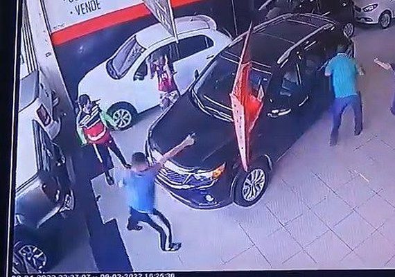 Funcionário de loja de veículos morre e empresário fica ferido por criminosos em Arapiraca