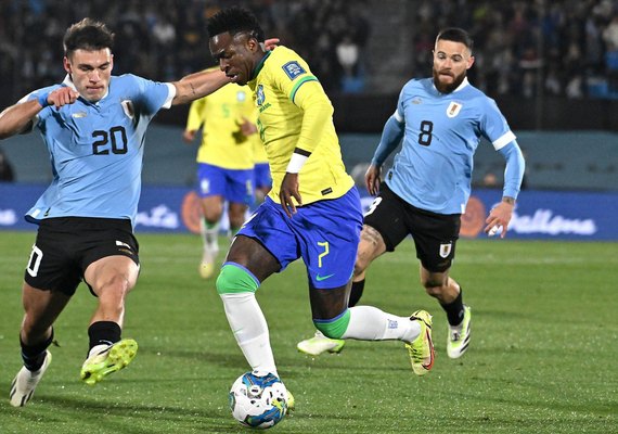 Brasil perde para Uruguai depois de 22 anos e vê torcida pedir olé