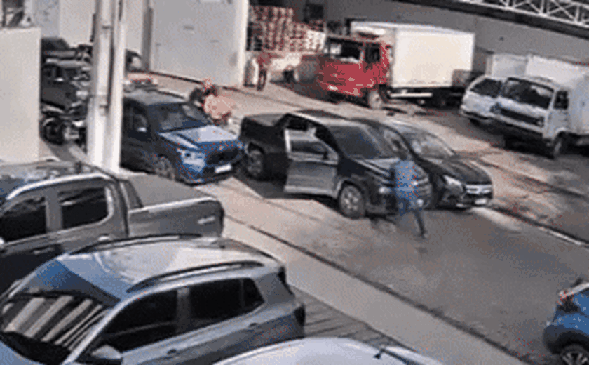 Homem é baleado dentro de carro de luxo na Ponta Verde por criminosos encapuzados