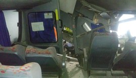 Ônibus invade posto de combustíveis em Arapiraca e deixa feridos