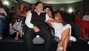 Homossexuais celebram união em segundo casamento coletivo LGBT