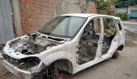 Carro roubado é encontrado depenado em Maceió