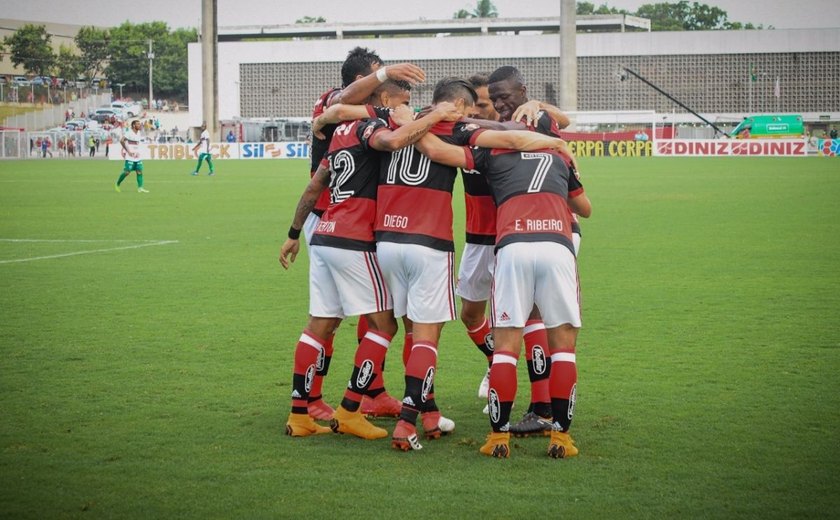 Flamengo vence Chapecoense e aumenta distância na liderança