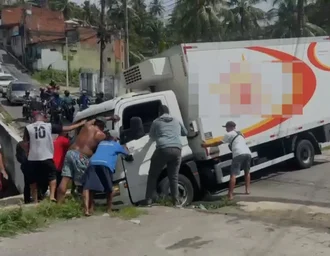 Caminhão fica preso em buraco de esgoto e bloqueia trânsito em Maceió