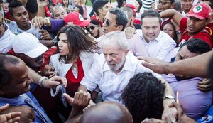 Ex-presidente Lula chega a Alagoas e discursa para multidão em Penedo