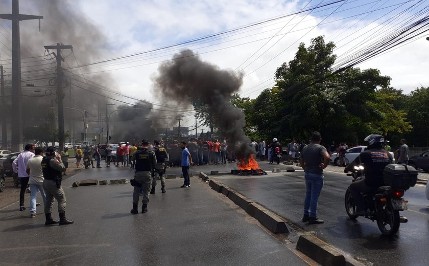 Motoristas por aplicativos bloqueiam avenidas de Maceió e cobram mais segurança para categoria