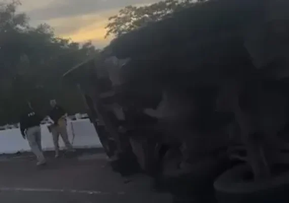 Carreta com carga de ração tomba na BR-101 e carga é saqueada no interior de Alagoas
