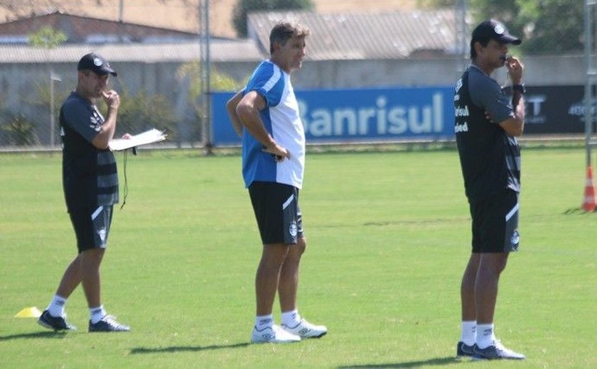 Renato Gaúcho indica utilização de Bolaños na vaga de Douglas