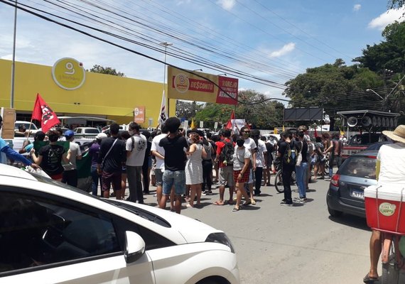 Ato em frente a supermercado reforça luta contra racismo