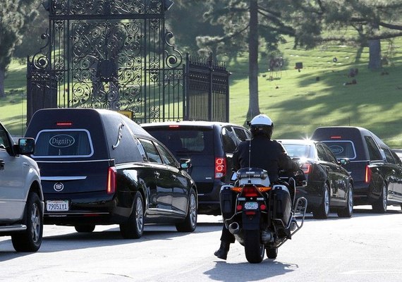 Cinzas de Carrie Fisher são depositadas em urna com forma de Prozac gigante