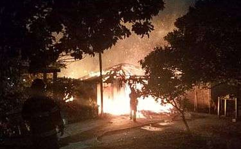 Bombeiros são acionados para conter incêndio em Galpão no Jacintinho