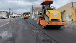 Rua Celso Piatti, em Jaraguá, recebe pavimentação em obra de requalificação asfáltica