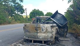 Carro pega fogo em trecho da BR-104